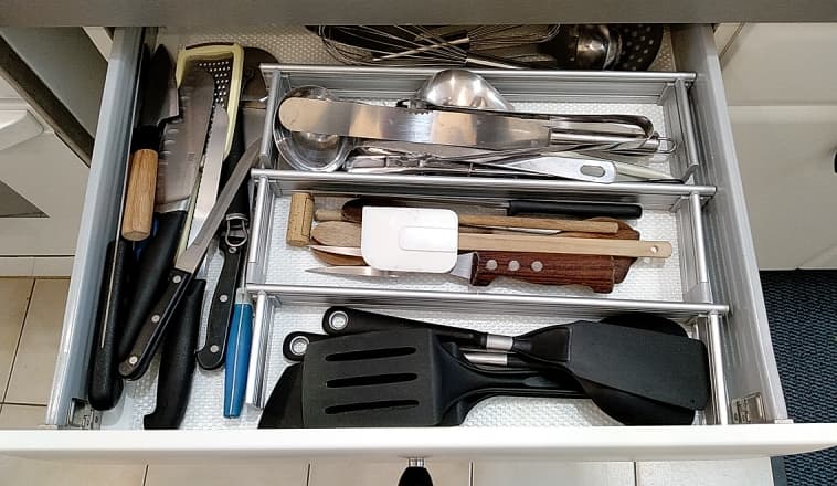 Le tiroir à ustensiles avec la première organisation à base de séparateurs IKEA