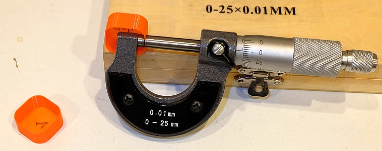 Mesure au micromètre de la largeur du cordon extrudé par mesure de la paroi de la pièce de test imprimée en mode vase.